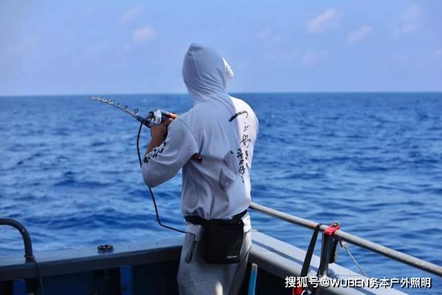 海上钓鱼，波涛汹涌