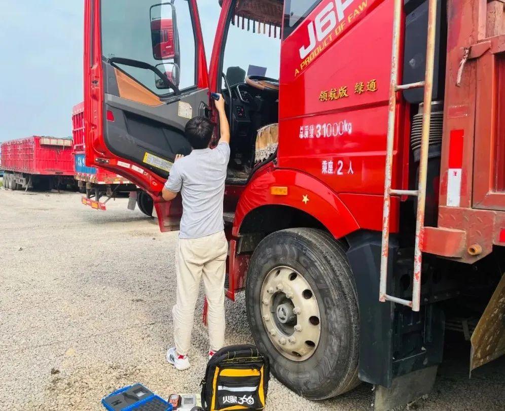 炫酷游戏：大卡车运小汽车