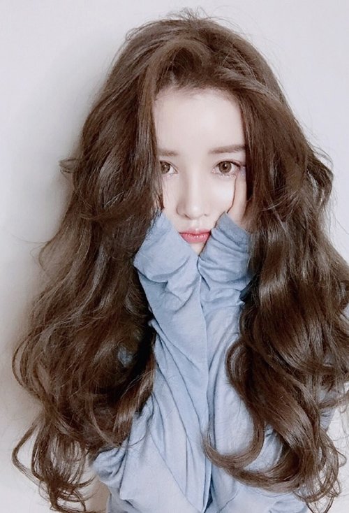 发型屋女生中长发图片_长发发型图片女2021_长发发型图片女2020最新款