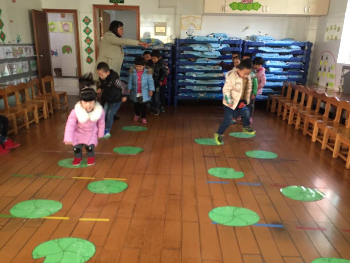 中班游戏青蛙过河教案_游戏青蛙过河_幼儿园青蛙过河游戏