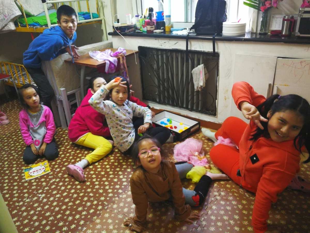 领养孤儿，给爱与希望