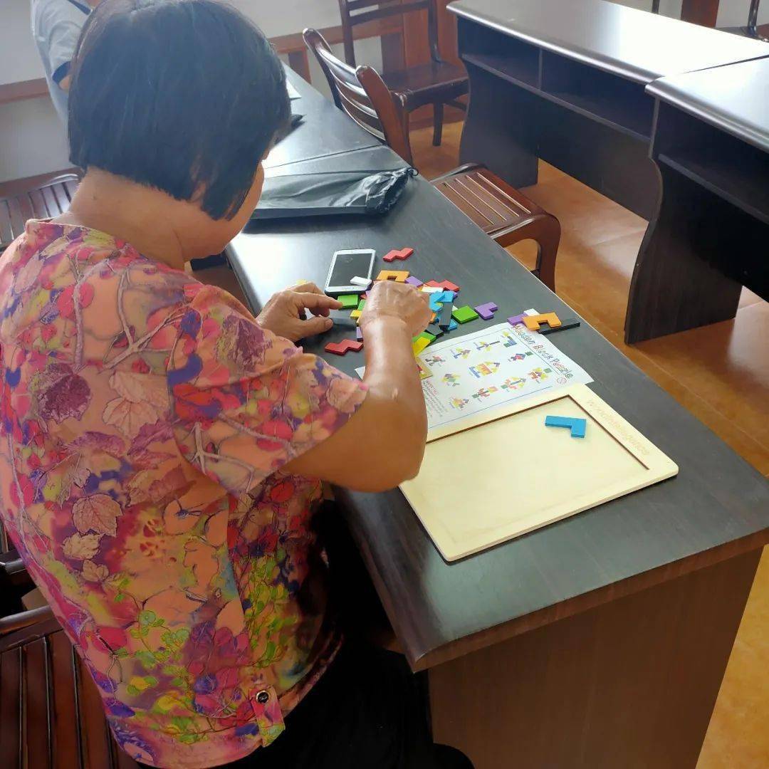 室内老人带做游戏的东西_带老年人做游戏_室内带老人做什么游戏
