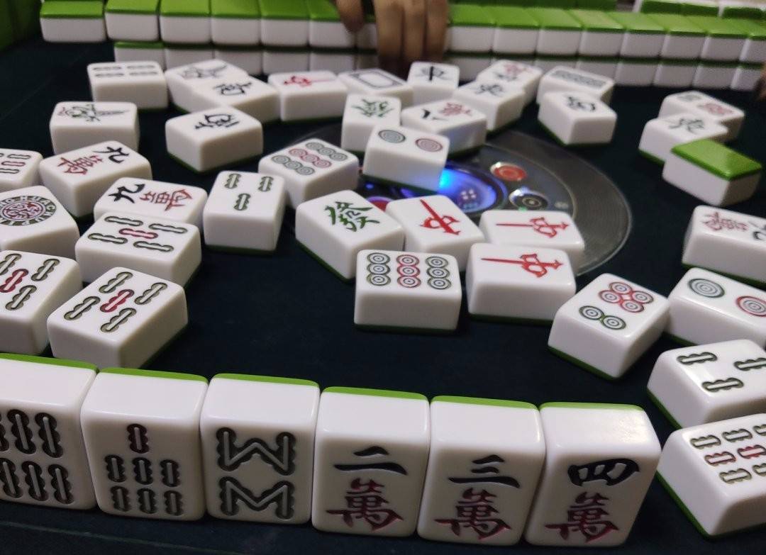 假装麻将图片打扑克_假装自己在打麻将图片_假麻将怎么玩