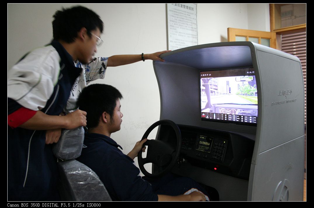模拟小轿车驾驶_驾驶小型模拟汽车的游戏_小型汽车模拟驾驶