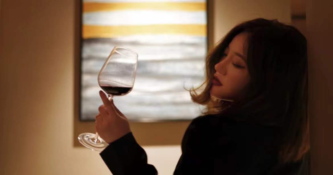 伤感酒图片大全唯美_一只手拿酒图片伤感_伤感拿酒瓶的女图片