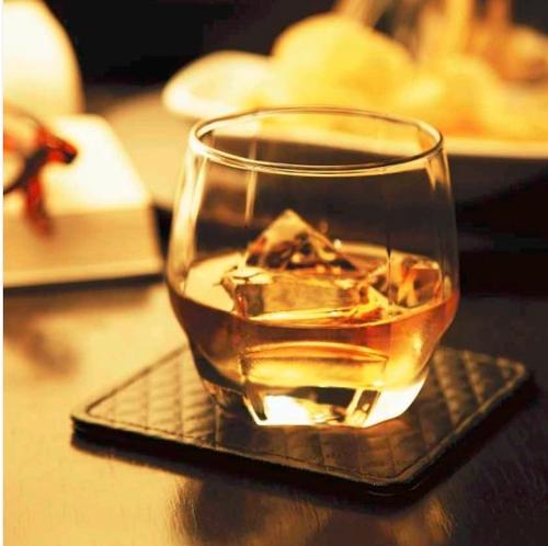 伤感酒图片大全唯美_伤感拿酒瓶的女图片_一只手拿酒图片伤感