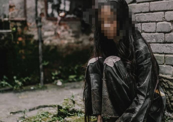 自由的少女，她被囚禁在哪里？
