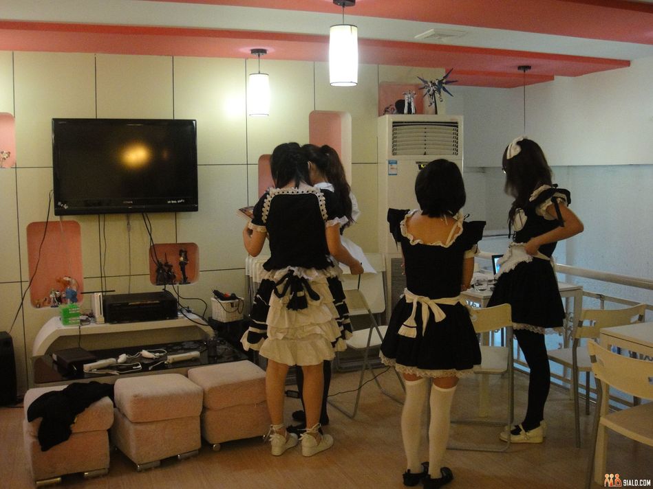 闺蜜团亲临女仆咖啡，尽享独特氛围