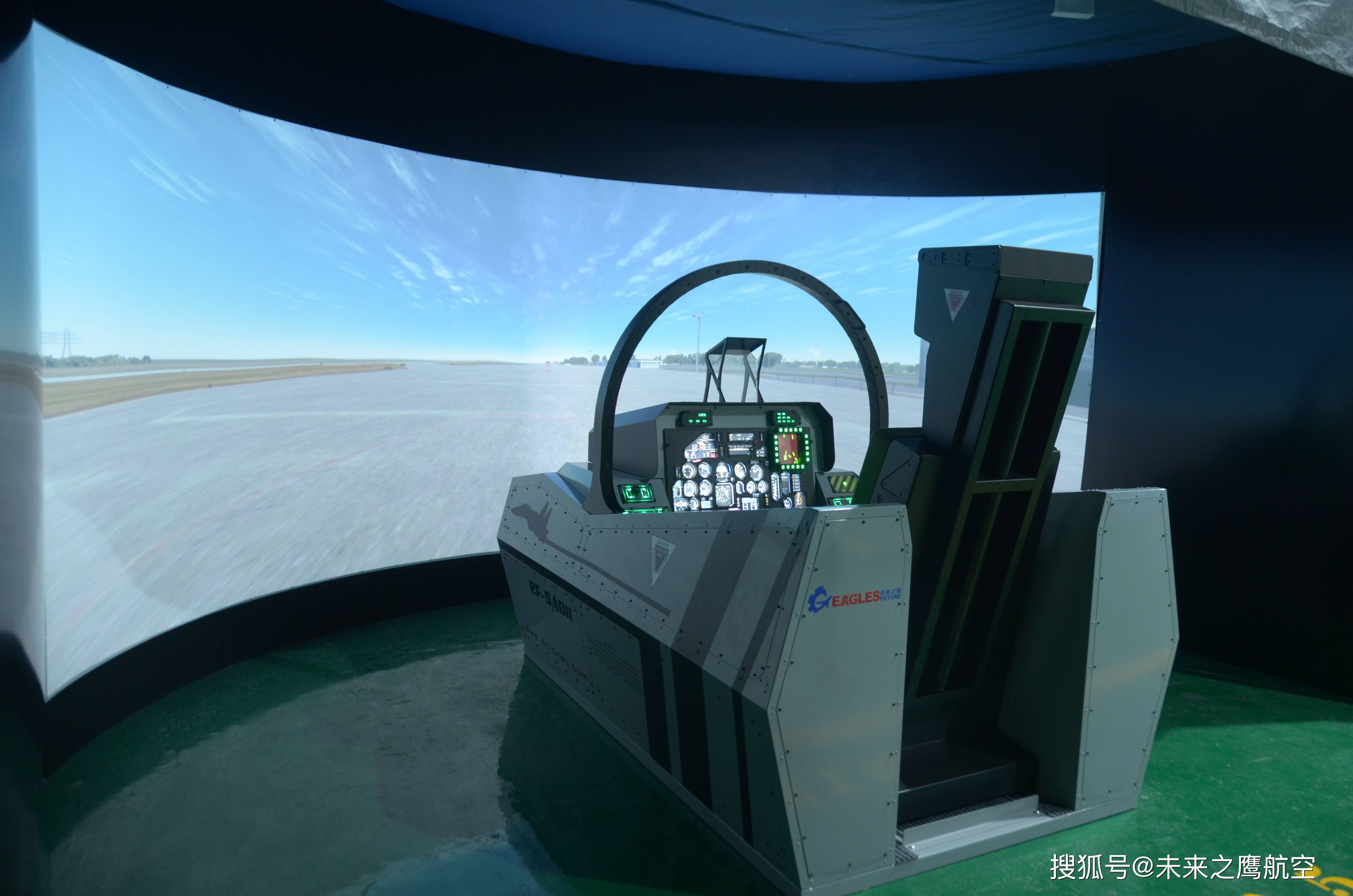 翱翔蓝天，体验战斗机模拟器的空战乐趣
