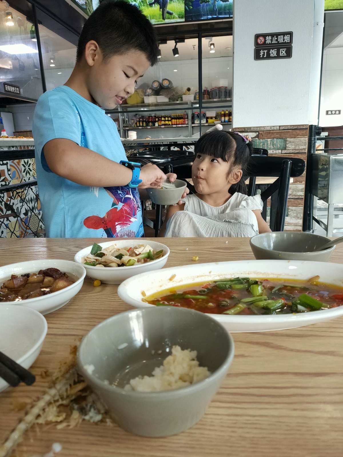 口家缘的右边读什么_男子除夕杀1家4口_四口之家