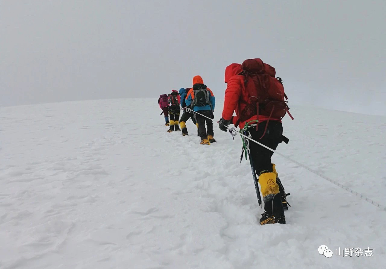 保持冷静当暴风雪突然袭来时，我们必须保持谦卑和敬畏