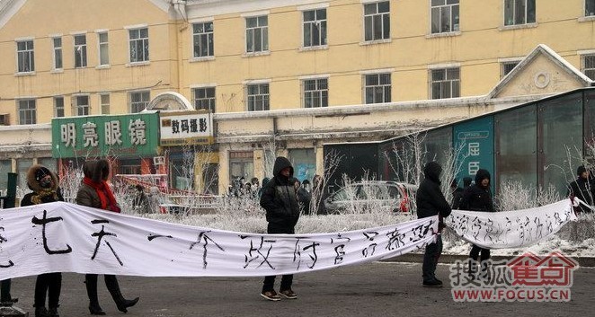 哈尔滨服装城女顾客试衣间换衣服被偷拍，视频曝光