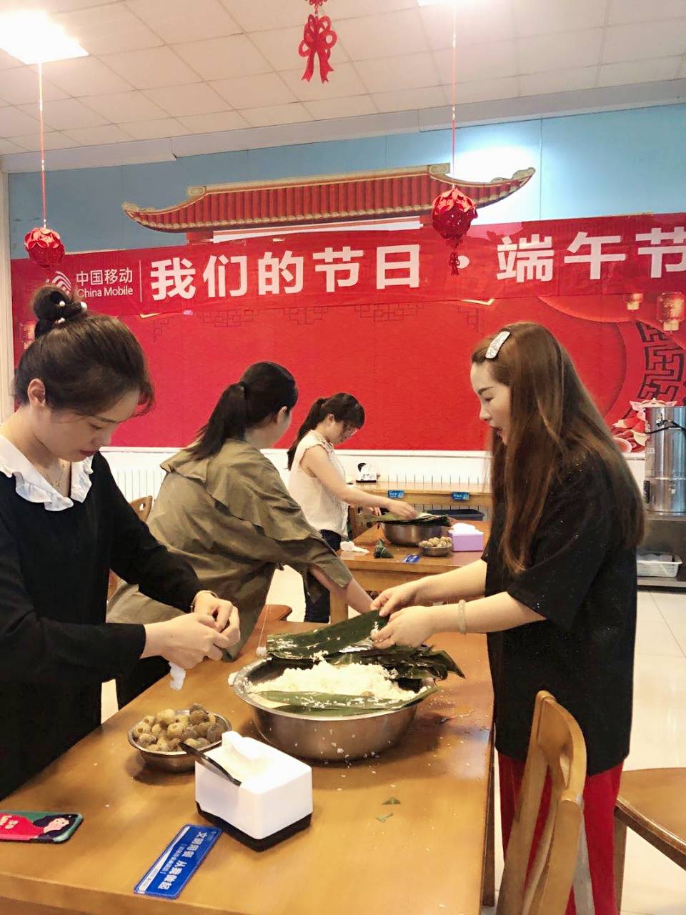 端午节吃粽子的来历-端午节美食盛宴：包粽子乐趣无穷，品尝满满