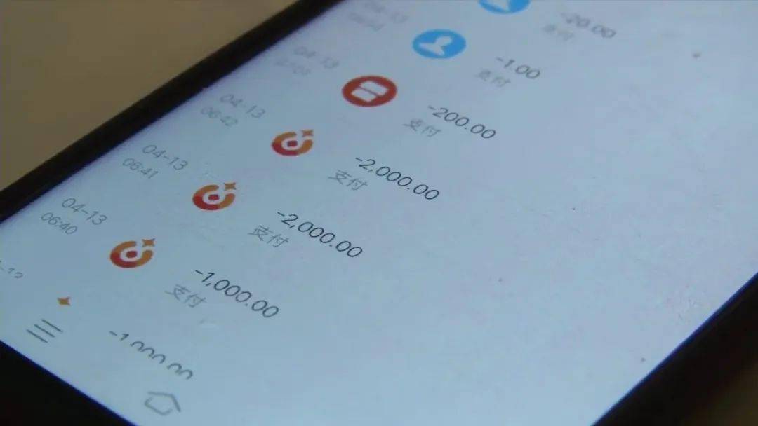 被骗女孩手机游戏怎么办_女孩玩游戏被骗_手机游戏女孩被骗