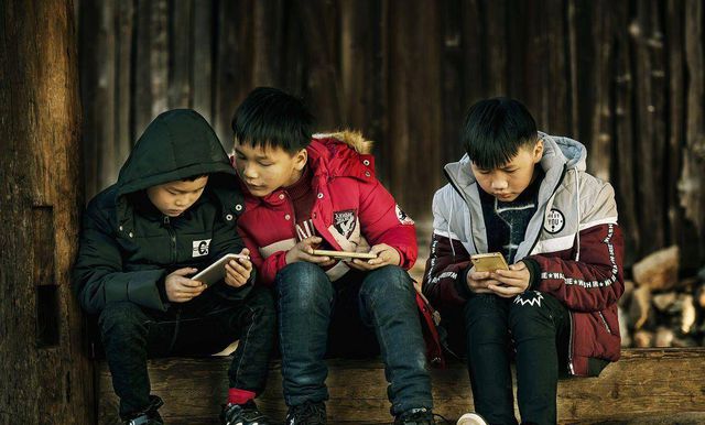 手机游戏吸引孩子吗-手机游戏的魔力与危害：家长们该如何应对孩