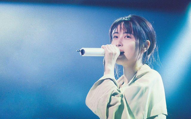 假野明日那：我心中的光芒，她的歌声温暖而明亮