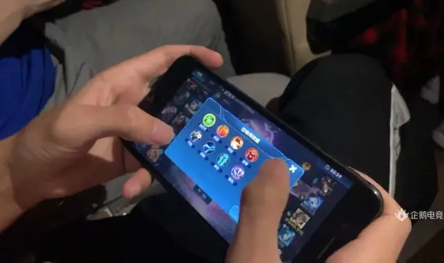 球员玩游戏_职业球员拿手机打游戏吗_职业球员打业余球员
