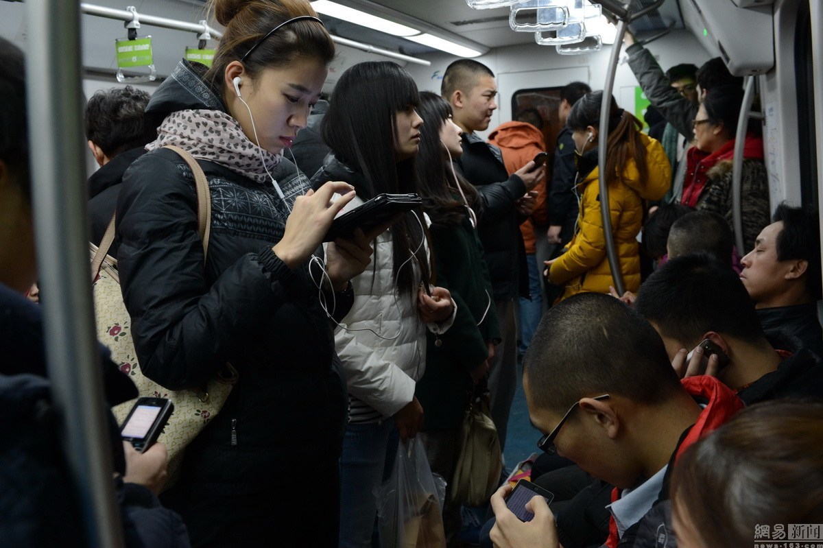 中国人在手机上怎么玩游戏_中国人玩中国游戏_中国人只会玩手游